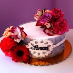 tort z bukietem kwiatow